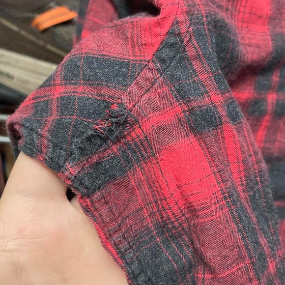 American Eagle slim fit flannel button up front pocket red black checkered shirt - Picture 3 of 5